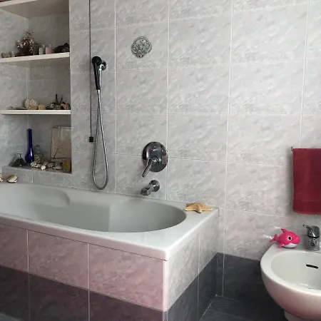 Lovely Bedroom With Private Balcony & Bathtub Rum i privatbostad