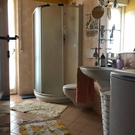 Lovely Bedroom With Private Balcony & Bathtub