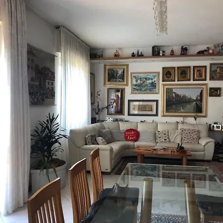 Lovely Bedroom With Private Balcony & Bathtub Rum i privatbostad *