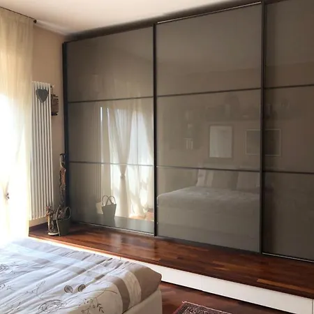 Lovely Bedroom With Private Balcony & Bathtub Rum i privatbostad *