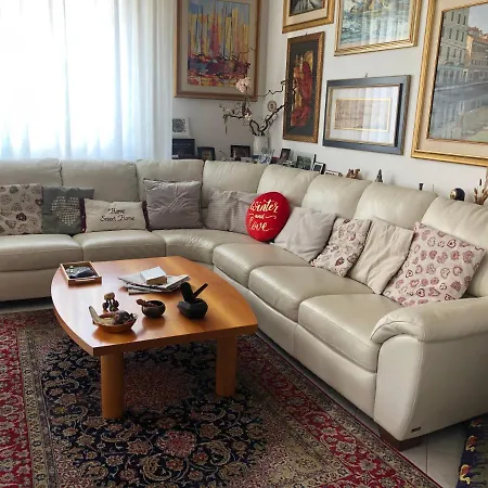 Rum i privatbostad Lovely Bedroom With Private Balcony & Bathtub *