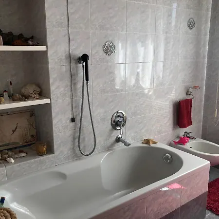 Lovely Bedroom With Private Balcony & Bathtub Rum i privatbostad *