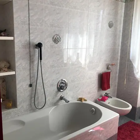 Lovely Bedroom With Private Balcony & Bathtub *