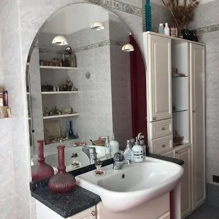 Lovely Bedroom With Private Balcony & Bathtub Lipomo