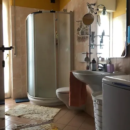 منزل للإقامة Lovely Bedroom With Private Balcony & Bathtub Lipomo